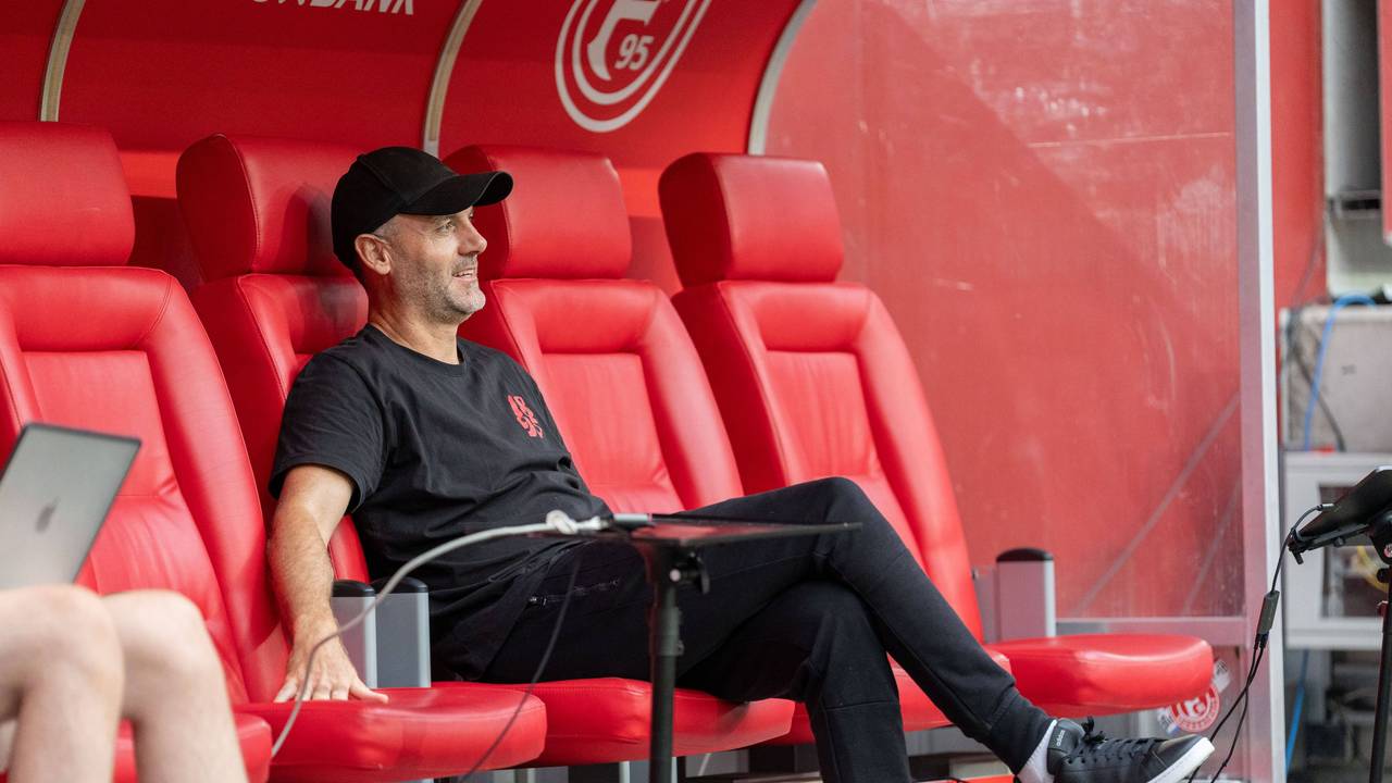 Alexander Ende sitzt auf der Trainerbank von Fortuna Düsseldorf.