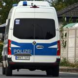 Ein Polizeifahrzeug fährt an einem Schild mit der Aufschrift „Danke an alle Helfer“ vorbei. unter Kontrolle gebracht.