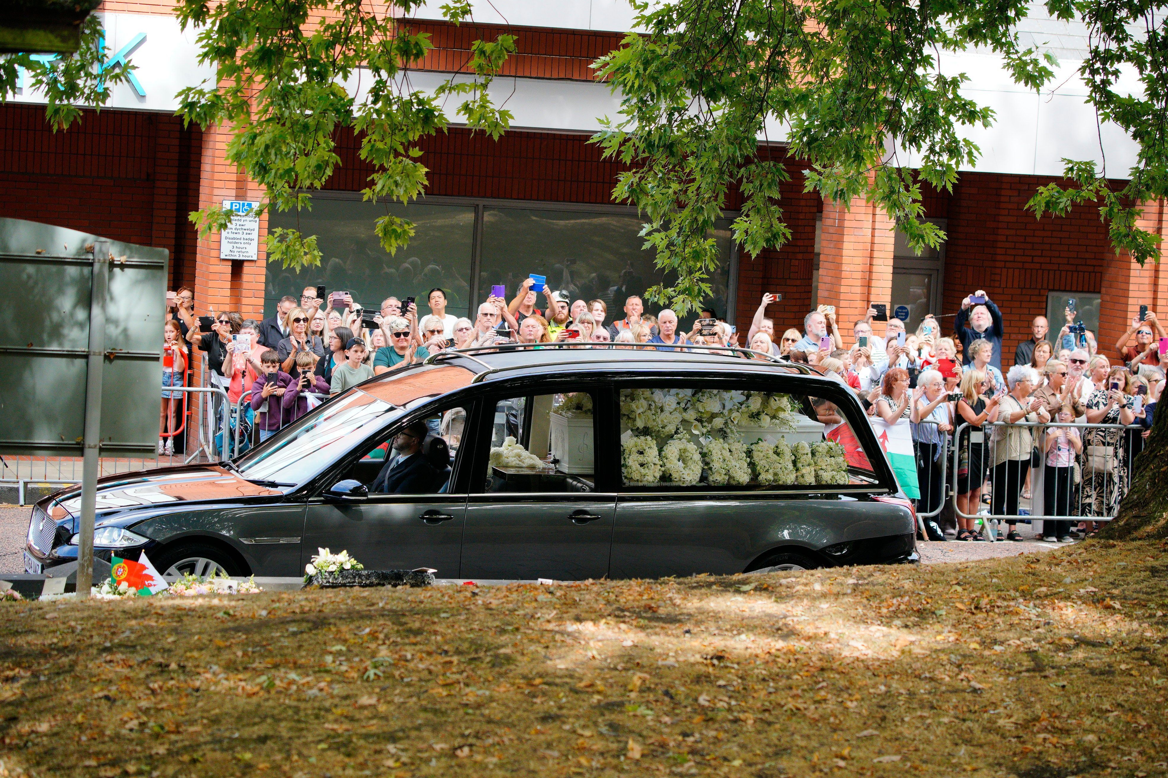 Der Leichenwagen mit dem Sarg von Sängerin Bonnie Tyler fährt zur Beerdigung in der Swansea Minster – vorbei an zahlreichen Fans. Bonnie Tyler starb im Juli im Alter von 75 Jahren in einem Krankenhaus in Portugal nach schwerer Krankheit.