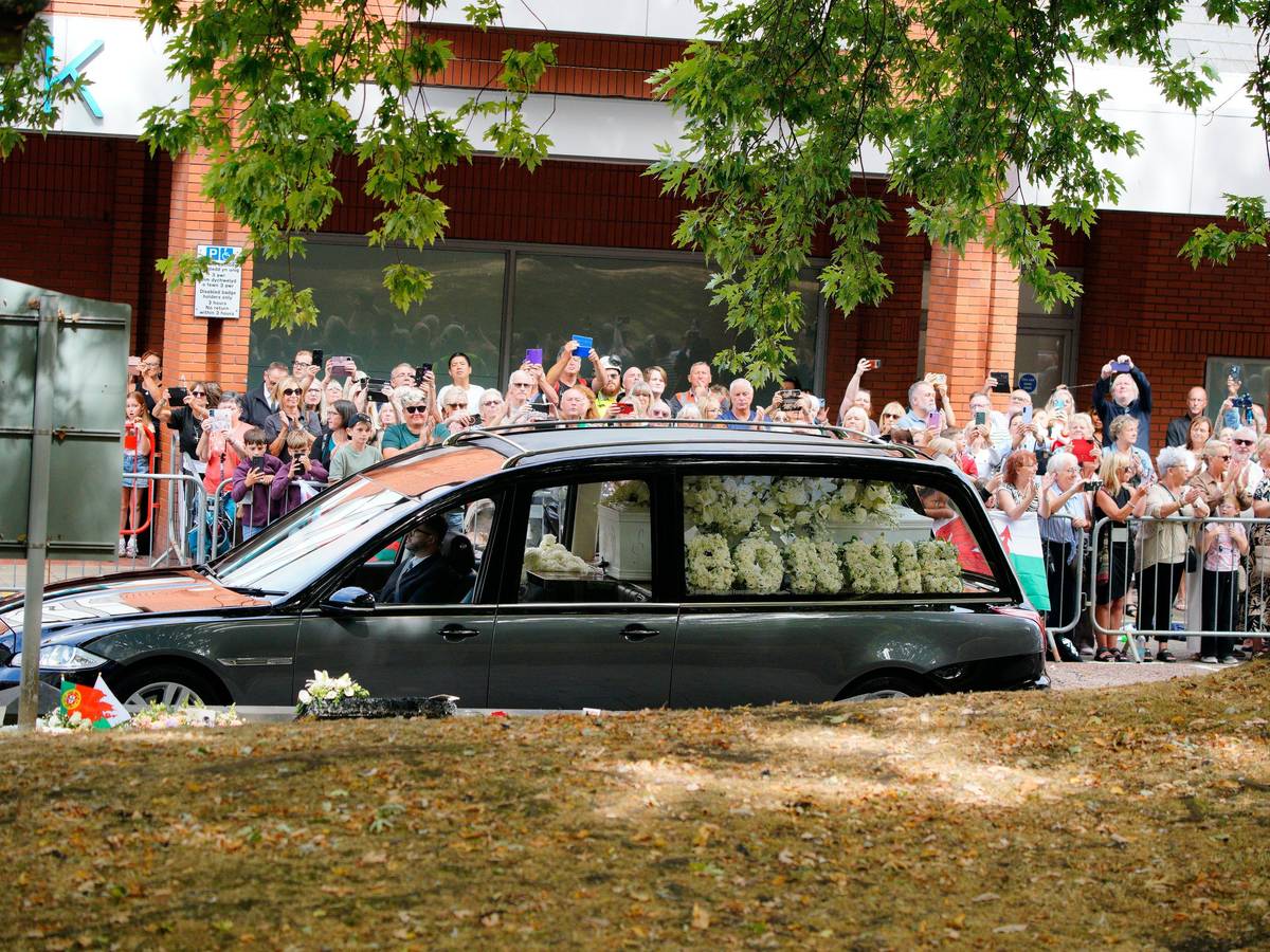 Der Leichenwagen mit dem Sarg von Sängerin Bonnie Tyler fährt zur Beerdigung in der Swansea Minster – vorbei an zahlreichen Fans. Bonnie Tyler starb im Juli im Alter von 75 Jahren in einem Krankenhaus in Portugal nach schwerer Krankheit.