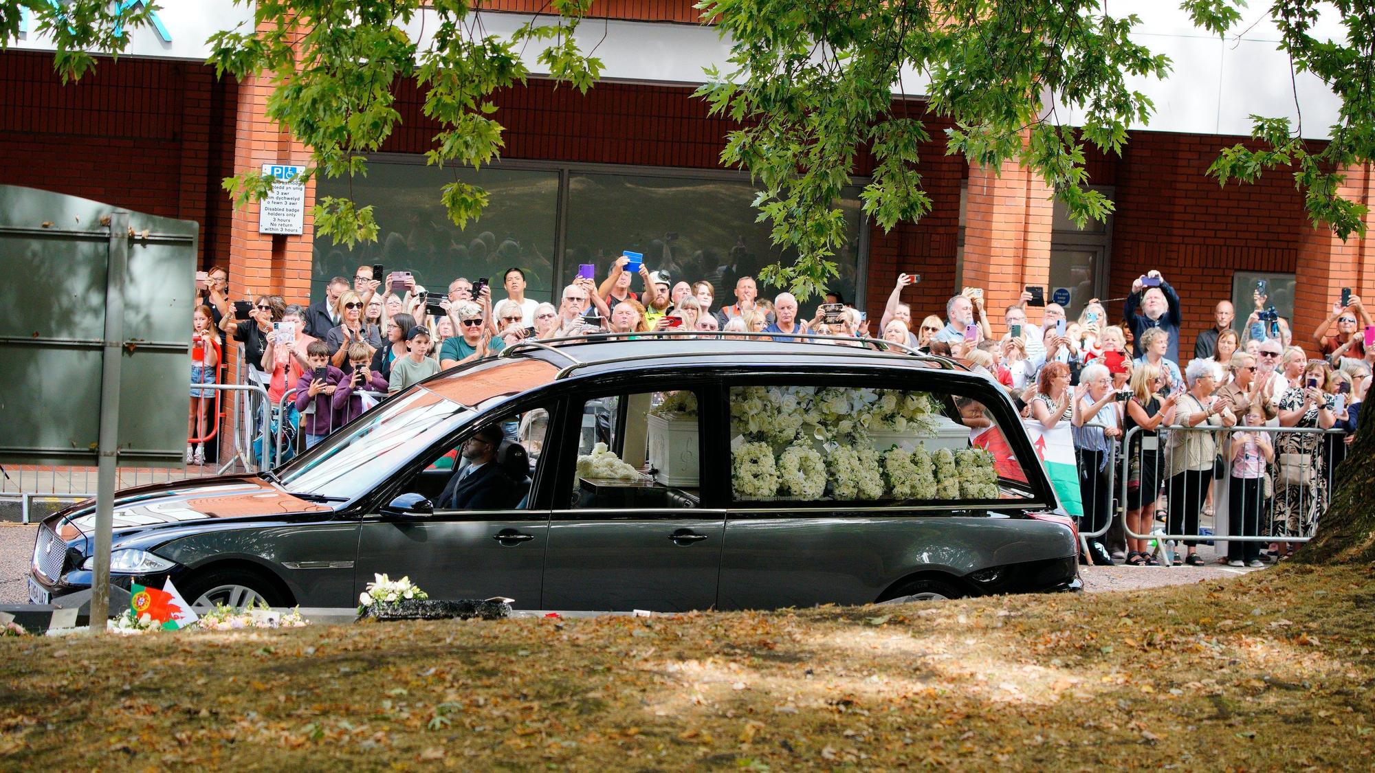 Der Leichenwagen mit dem Sarg von Sängerin Bonnie Tyler fährt zur Beerdigung in der Swansea Minster – vorbei an zahlreichen Fans. Bonnie Tyler starb im Juli im Alter von 75 Jahren in einem Krankenhaus in Portugal nach schwerer Krankheit.