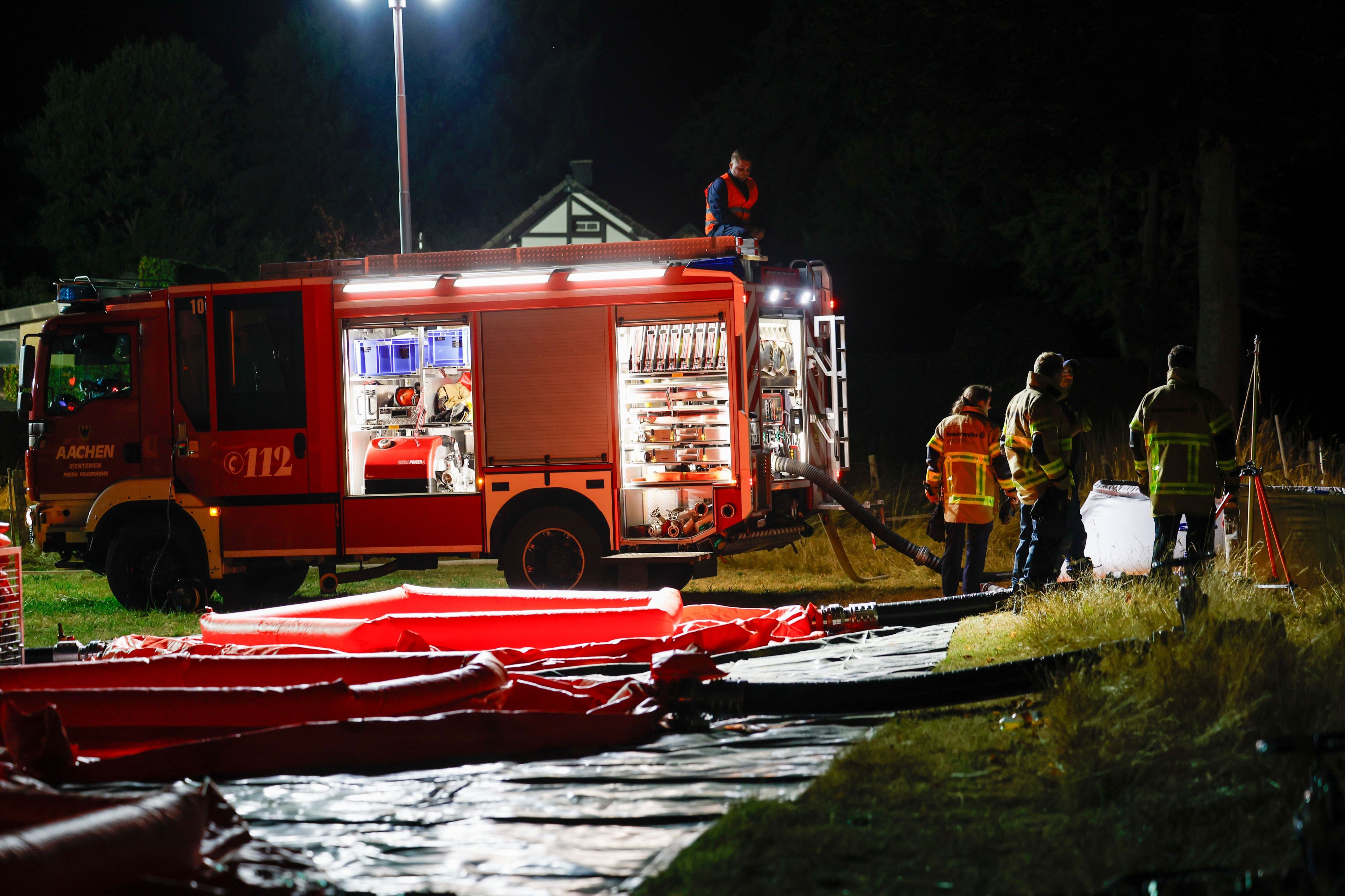 Löschwasserbehälter der Feuerwehr werden mit Wasser befüllt. Weite Teile des Hohen Venn an der Grenze zu Deutschland sind von den Flammen betroffen.