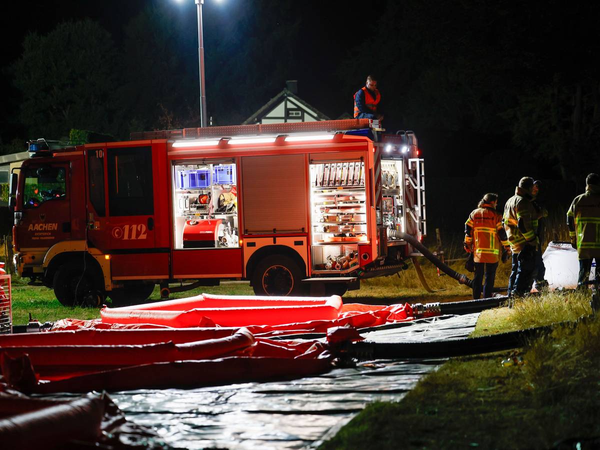 Löschwasserbehälter der Feuerwehr werden mit Wasser befüllt. Weite Teile des Hohen Venn an der Grenze zu Deutschland sind von den Flammen betroffen.