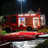 Löschwasserbehälter der Feuerwehr werden mit Wasser befüllt. Weite Teile des Hohen Venn an der Grenze zu Deutschland sind von den Flammen betroffen.