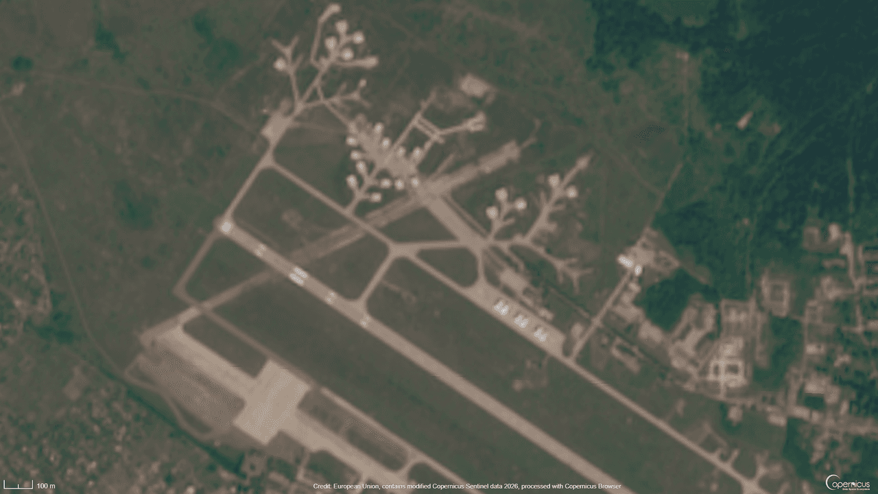 Blick auf den Flugplatz Kursk: Auch hier wurden neue Startschienen für Langstrecken-Drohnen installiert (oben links im Bild).
