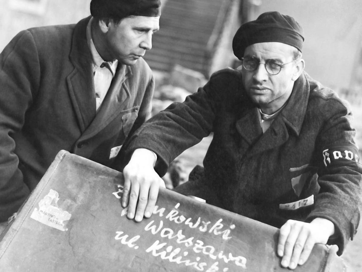 DEFA-Klassiker „Nackt unter Wölfen“ von 1962: Die KZ-Gefangenen Höfel (Armin Mueller-Stahl, rechts) und Pippig (Fred Delmare) entdecken das im Koffer versteckte Kind. (Bild: ARTE / Progress / Waltraut Pathenheime)