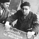 DEFA-Klassiker „Nackt unter Wölfen“ von 1962: Die KZ-Gefangenen Höfel (Armin Mueller-Stahl, rechts) und Pippig (Fred Delmare) entdecken das im Koffer versteckte Kind. (Bild: ARTE / Progress / Waltraut Pathenheime)