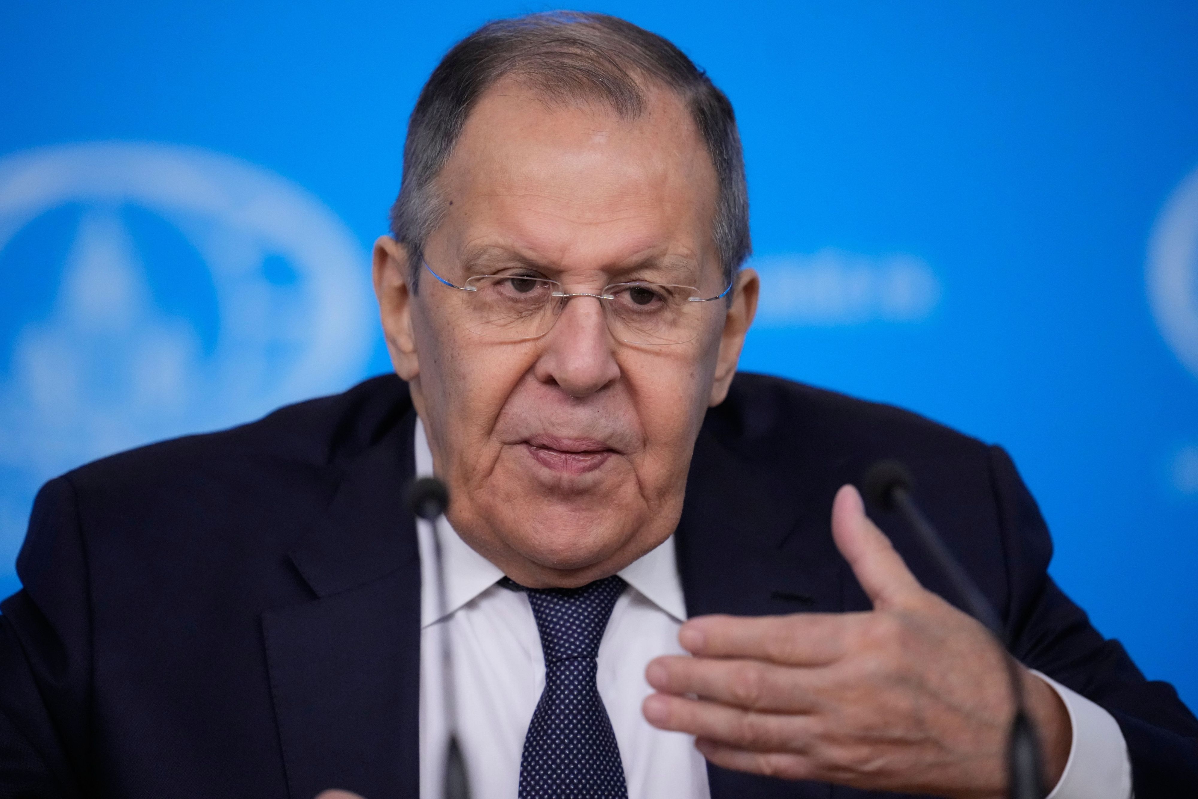Der russische Außenminister Sergej Lawrow gestikuliert während seiner jährlichen Pressekonferenz zu Jahresbeginn.
