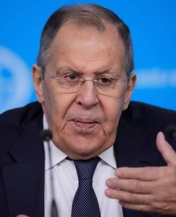 Der russische Außenminister Sergej Lawrow gestikuliert während seiner jährlichen Pressekonferenz zu Jahresbeginn.