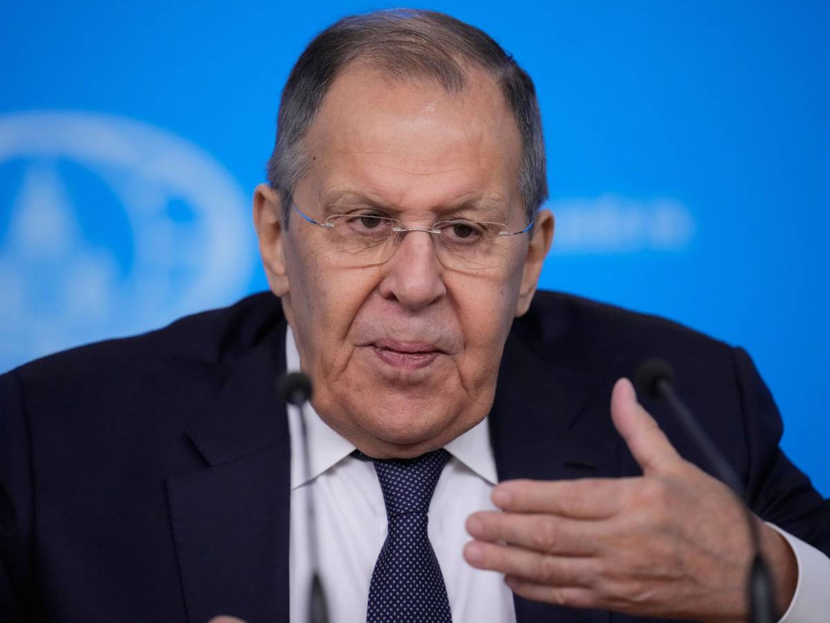 Der russische Außenminister Sergej Lawrow gestikuliert während seiner jährlichen Pressekonferenz zu Jahresbeginn.