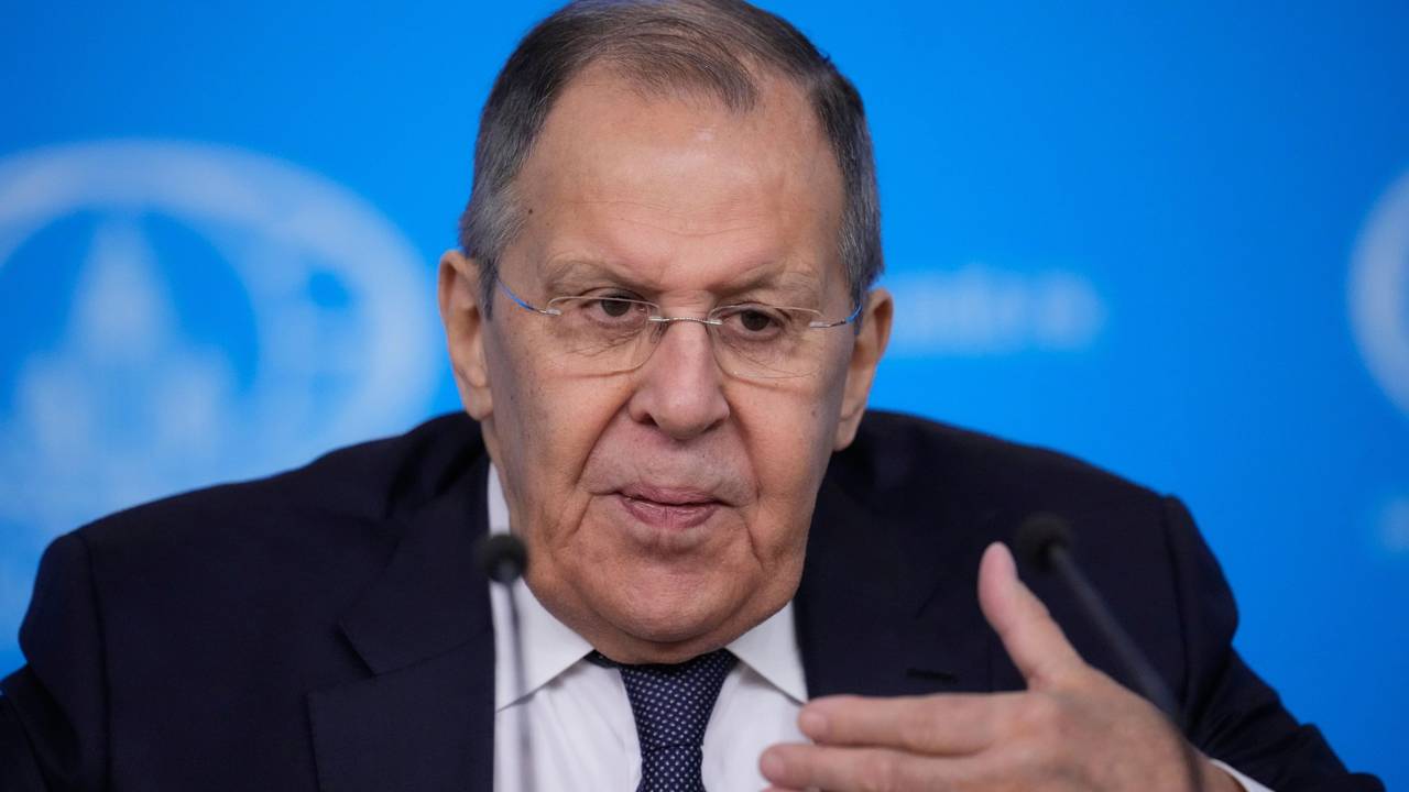 Der russische Außenminister Sergej Lawrow gestikuliert während seiner jährlichen Pressekonferenz zu Jahresbeginn.