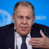 Der russische Außenminister Sergej Lawrow gestikuliert während seiner jährlichen Pressekonferenz zu Jahresbeginn.