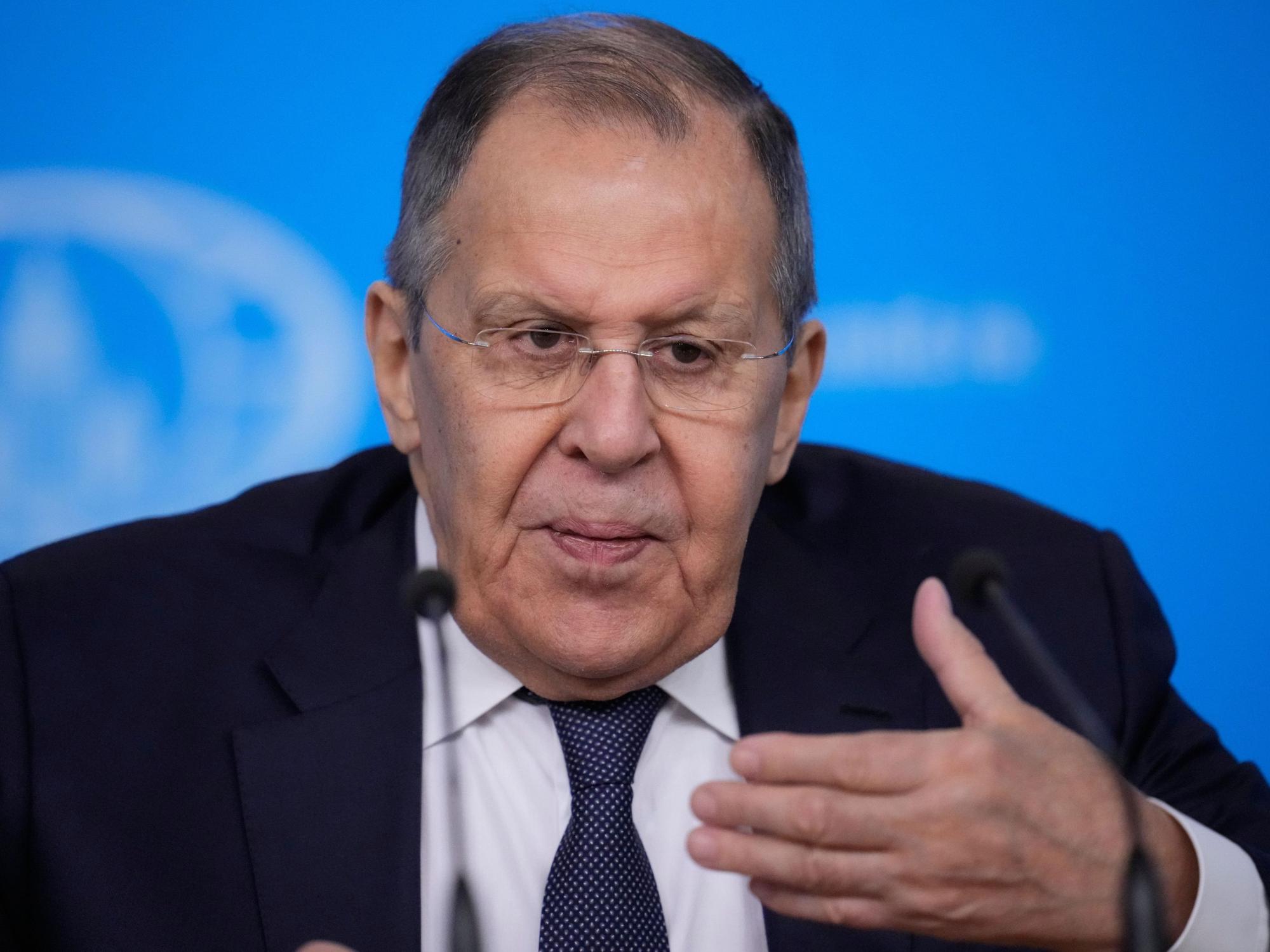 Der russische Außenminister Sergej Lawrow gestikuliert während seiner jährlichen Pressekonferenz zu Jahresbeginn.