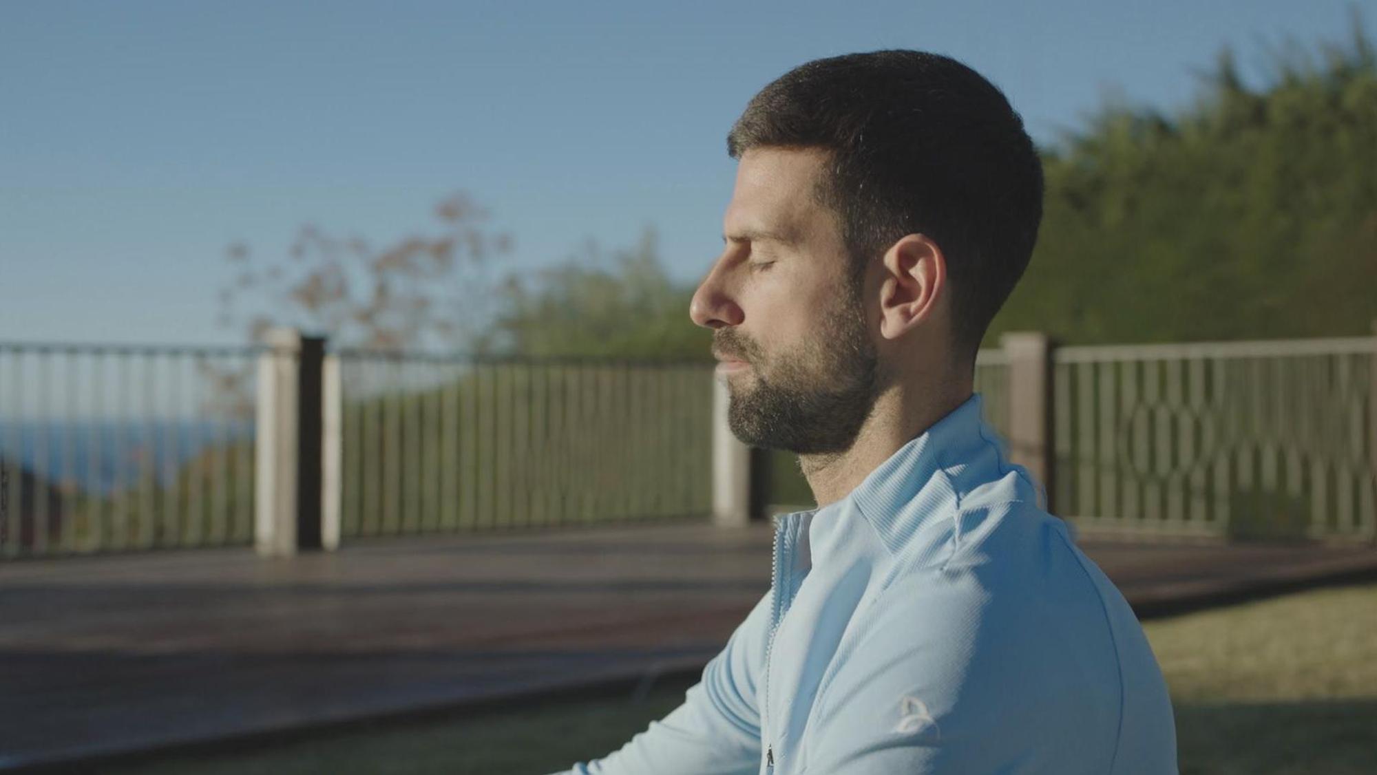 Wie tickt Novak Djokovic abseits des Tennisplatzes? Der Prime-Video-Film „Novak Djokovic: Der Wolf im Winter“ verspricht Aufklärung. (Bild: Amazon MGM Studios)