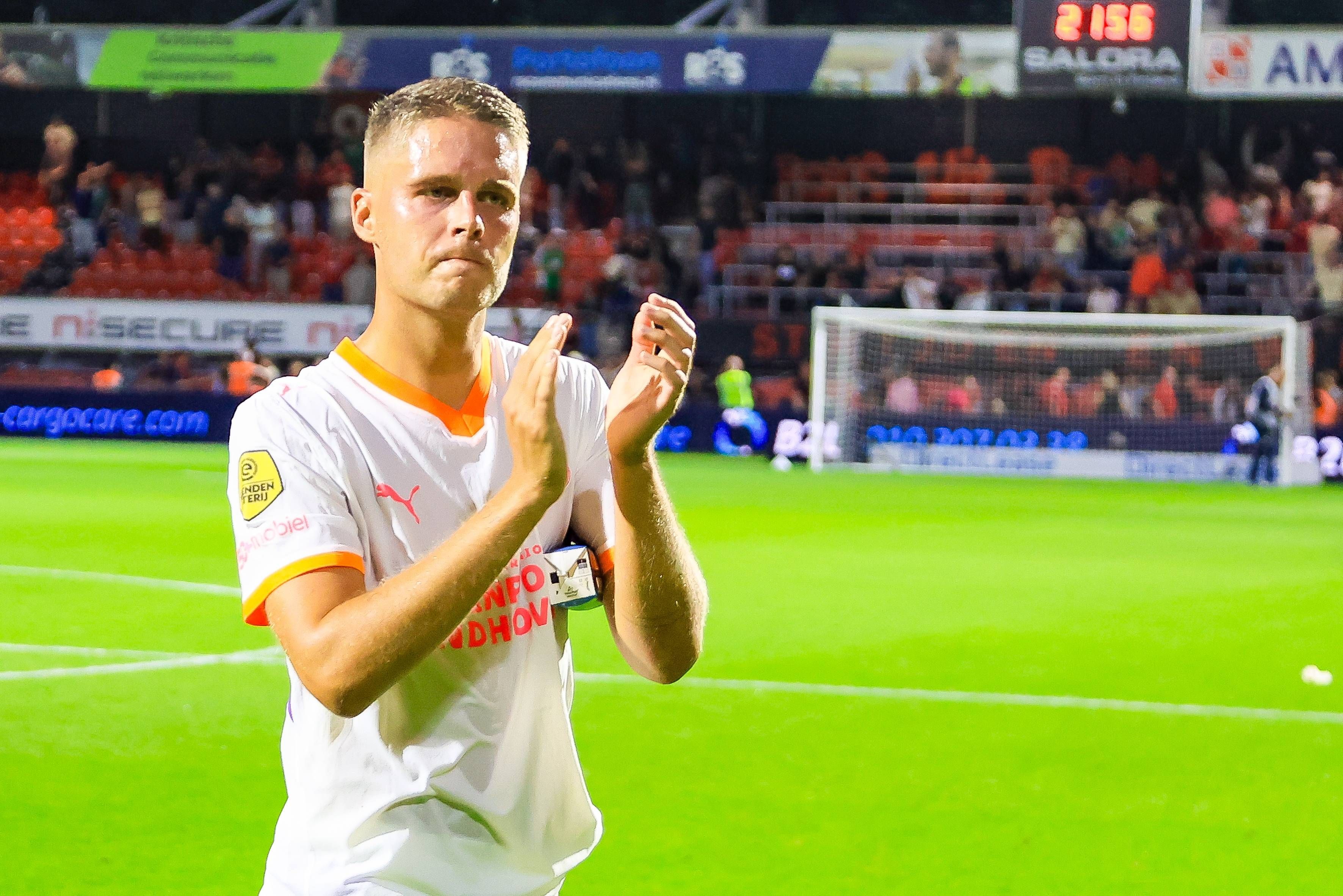 Joey Veerman klatscht nach seinem letzten Spiel für die PSV Eindhoven in Richtung der Fans.