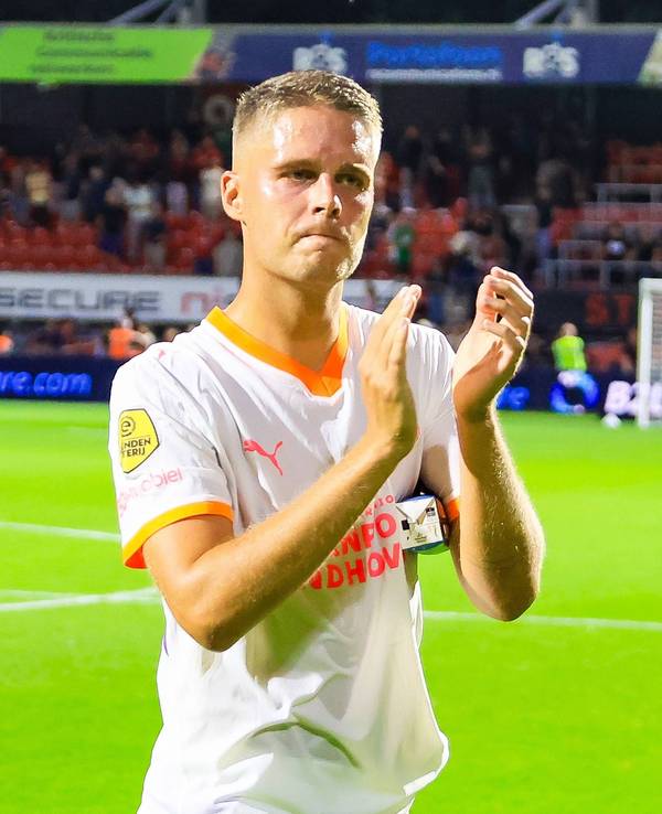 Joey Veerman klatscht nach seinem letzten Spiel für die PSV Eindhoven in Richtung der Fans.