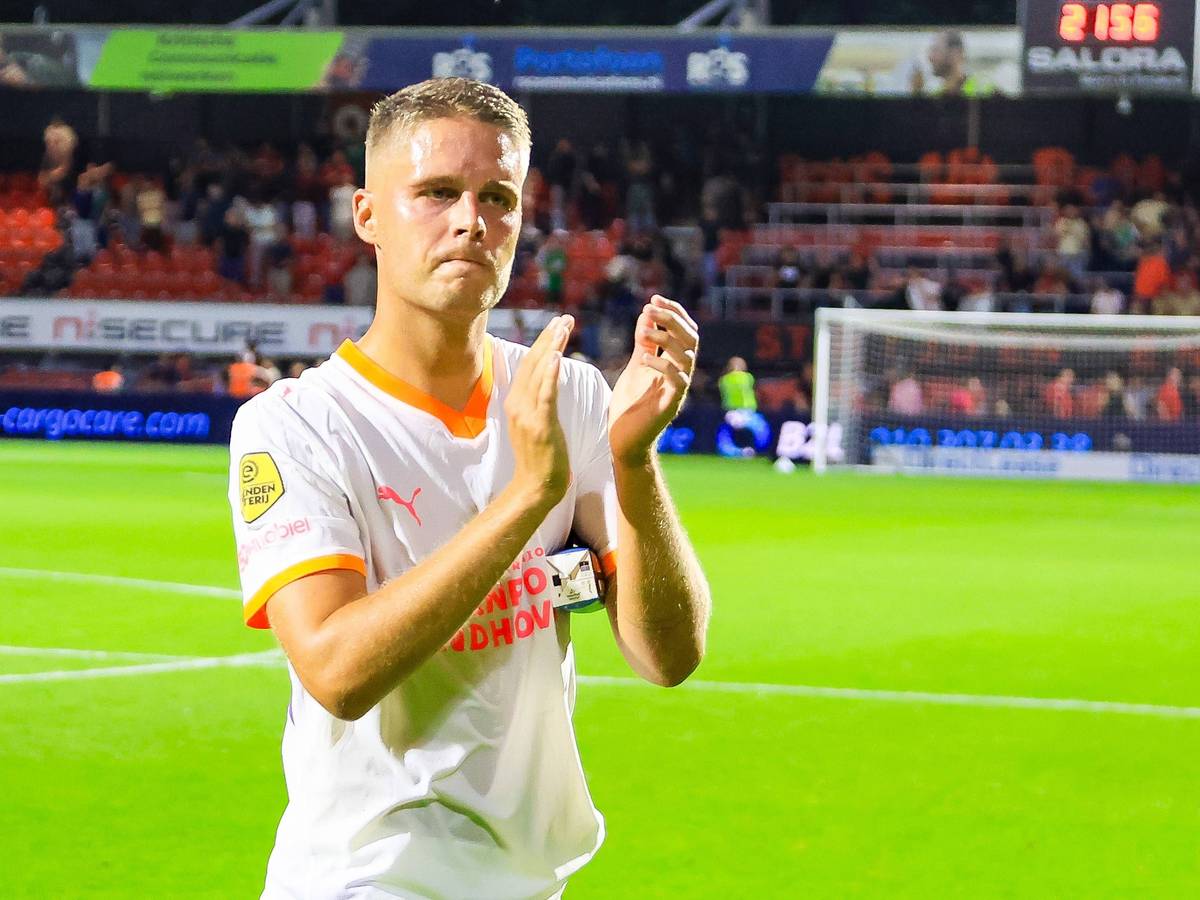 Joey Veerman klatscht nach seinem letzten Spiel für die PSV Eindhoven in Richtung der Fans.
