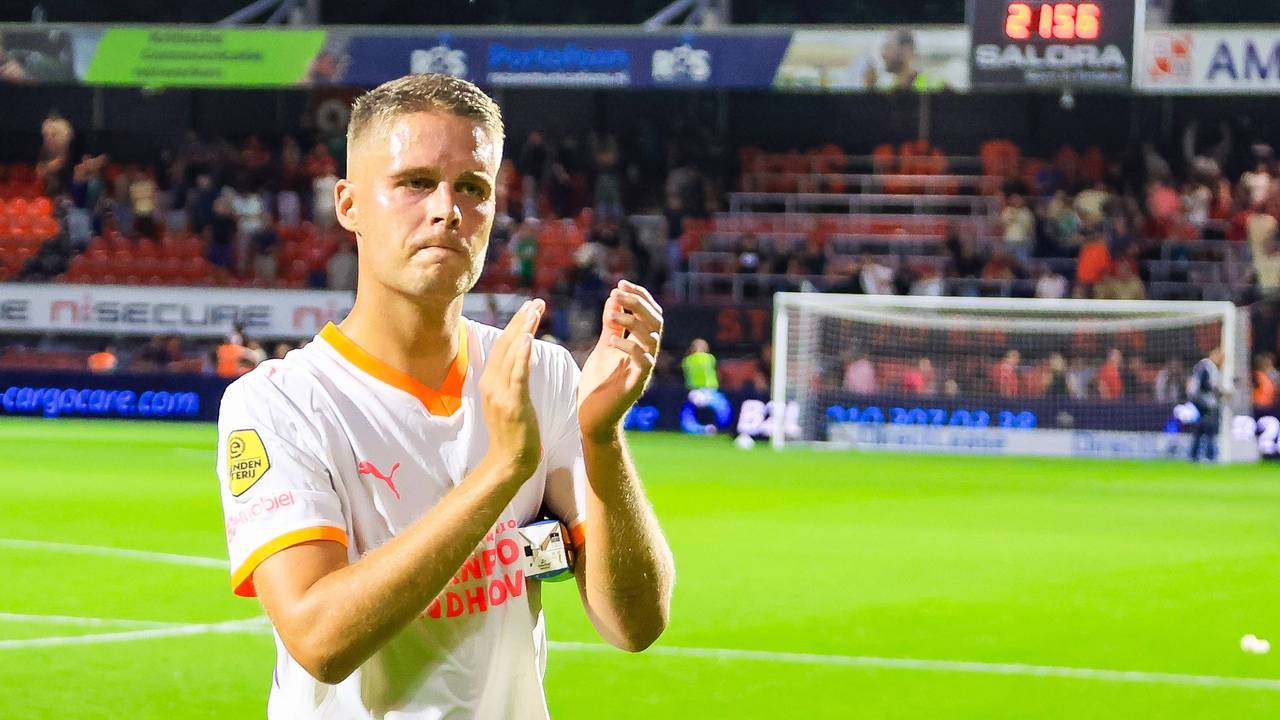 Joey Veerman klatscht nach seinem letzten Spiel für die PSV Eindhoven in Richtung der Fans.
