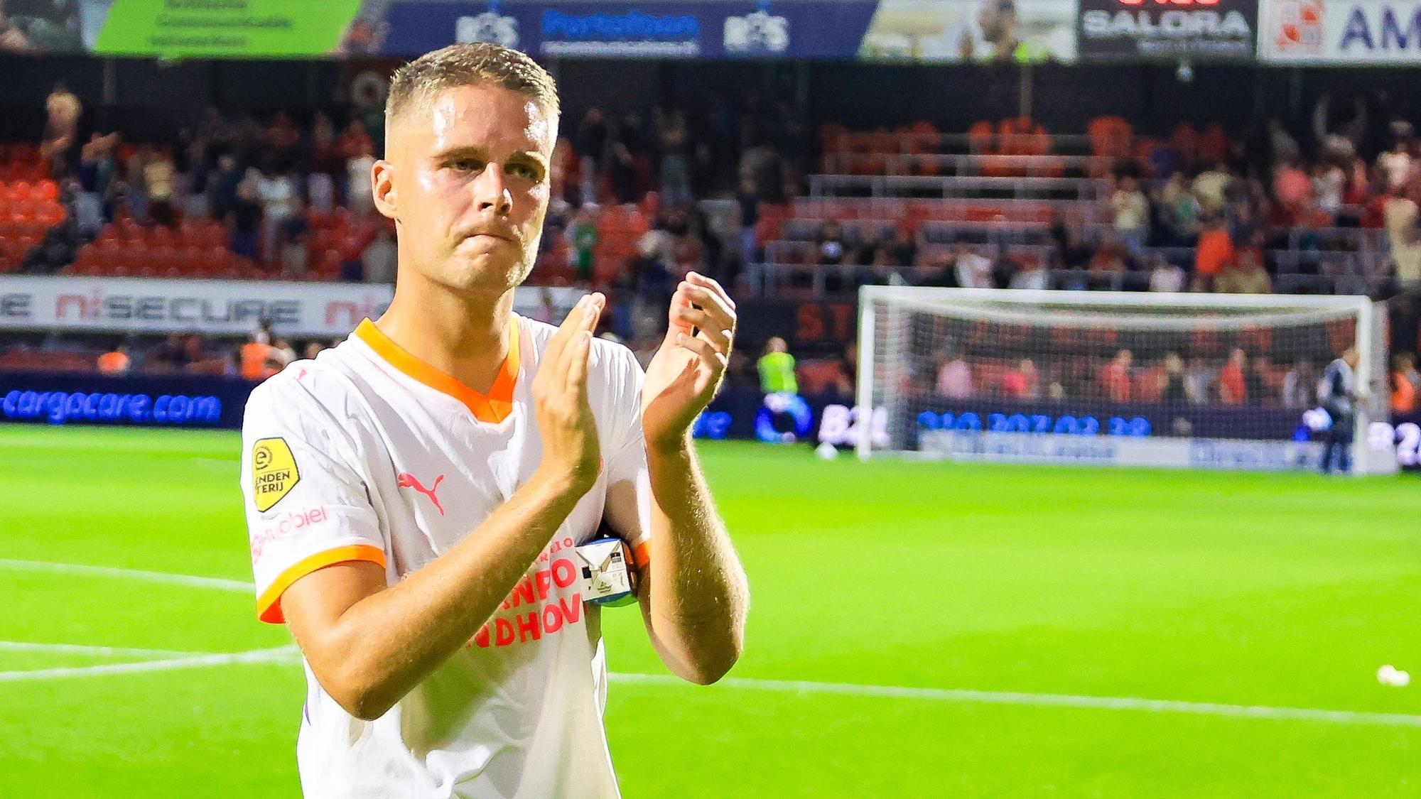 Joey Veerman klatscht nach seinem letzten Spiel für die PSV Eindhoven in Richtung der Fans.