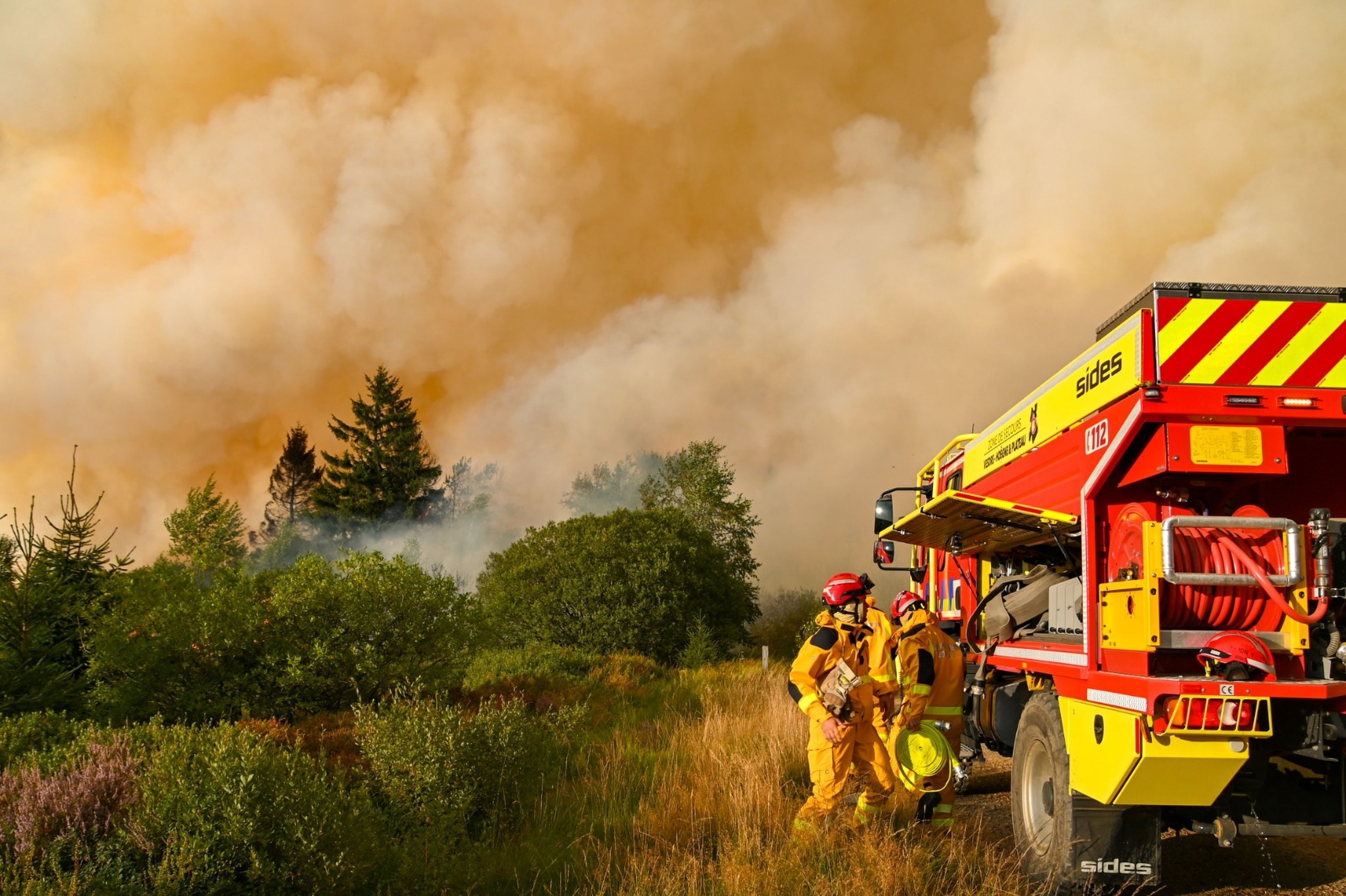 Das von VHP zur Verfügung gestellte Foto zeigt Feuerwehrleute im Einsatz beim Großbrand im Naturschutzgebiet Hohes Venn (Hautes Fagnes).