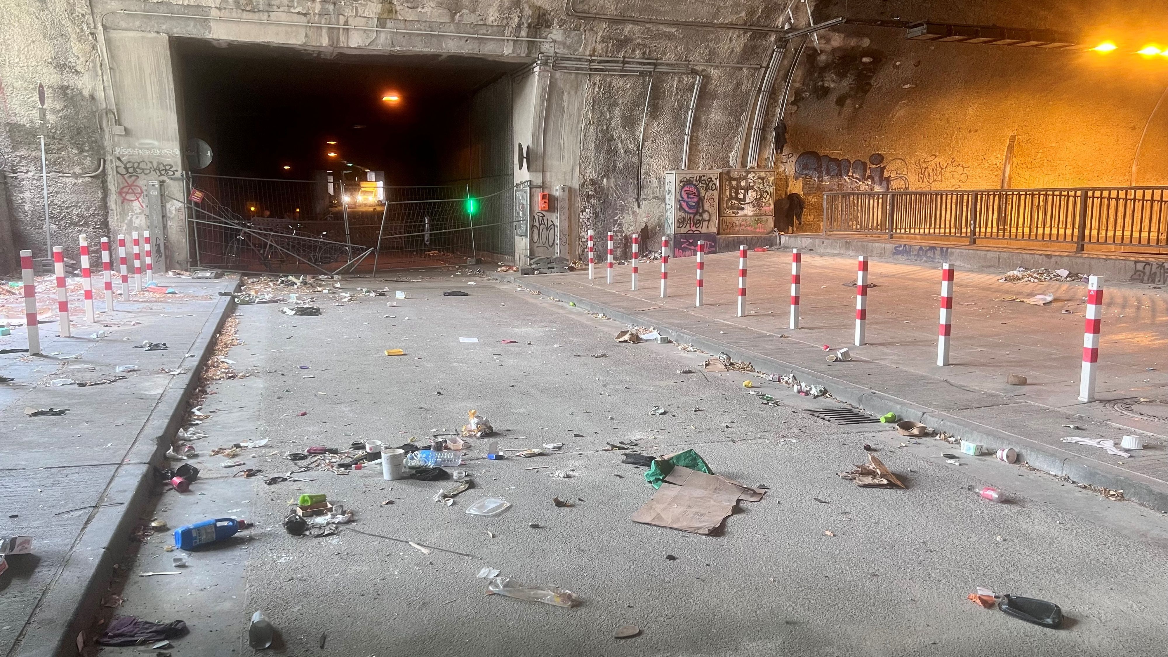 Hinter Müll und defekten Absperrgittern stehen Fahrräder im Gulliver-Tunnel.