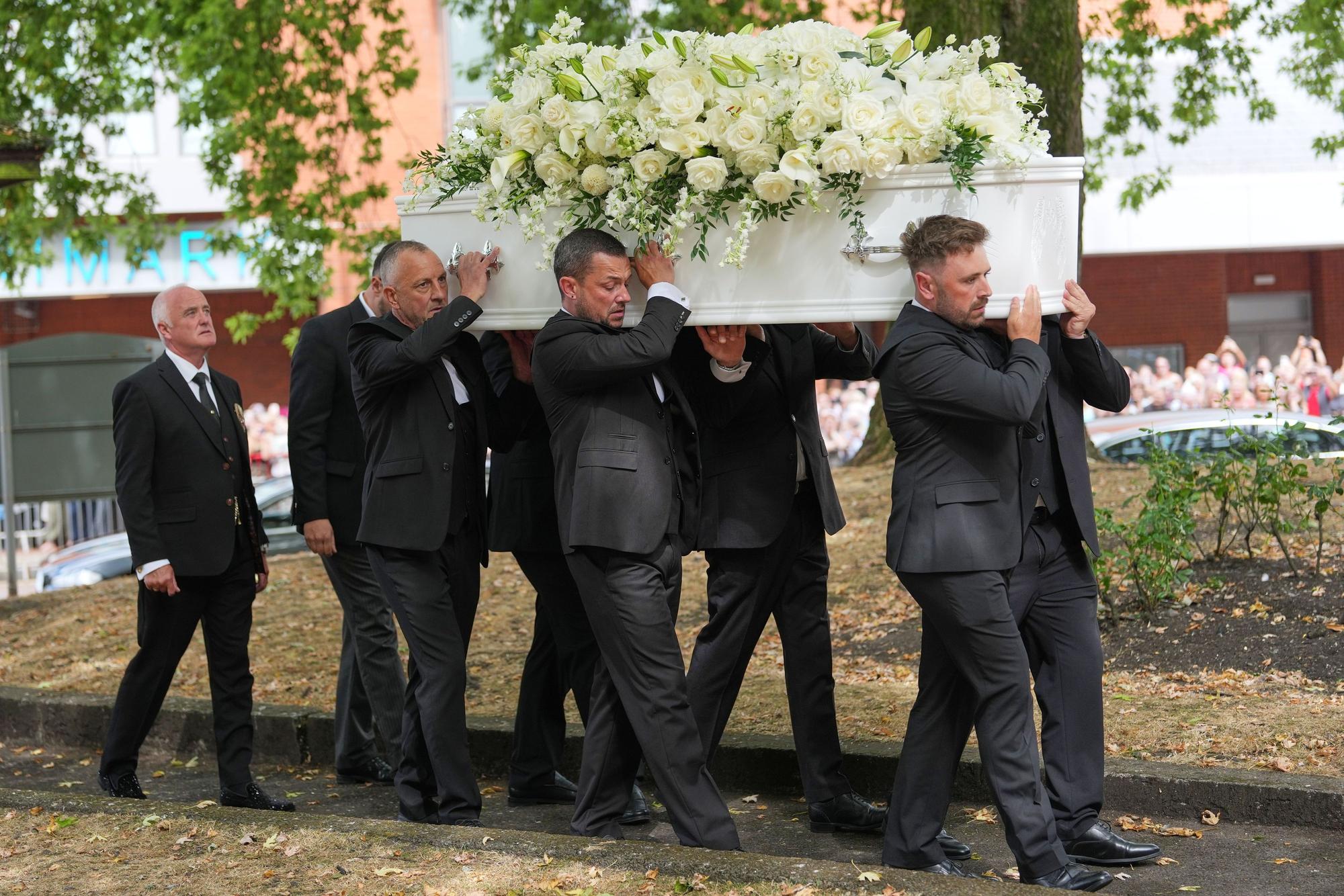 Der Sarg wird zur Beerdigung von Bonnie Tyler in die Swansea Minster getragen.
