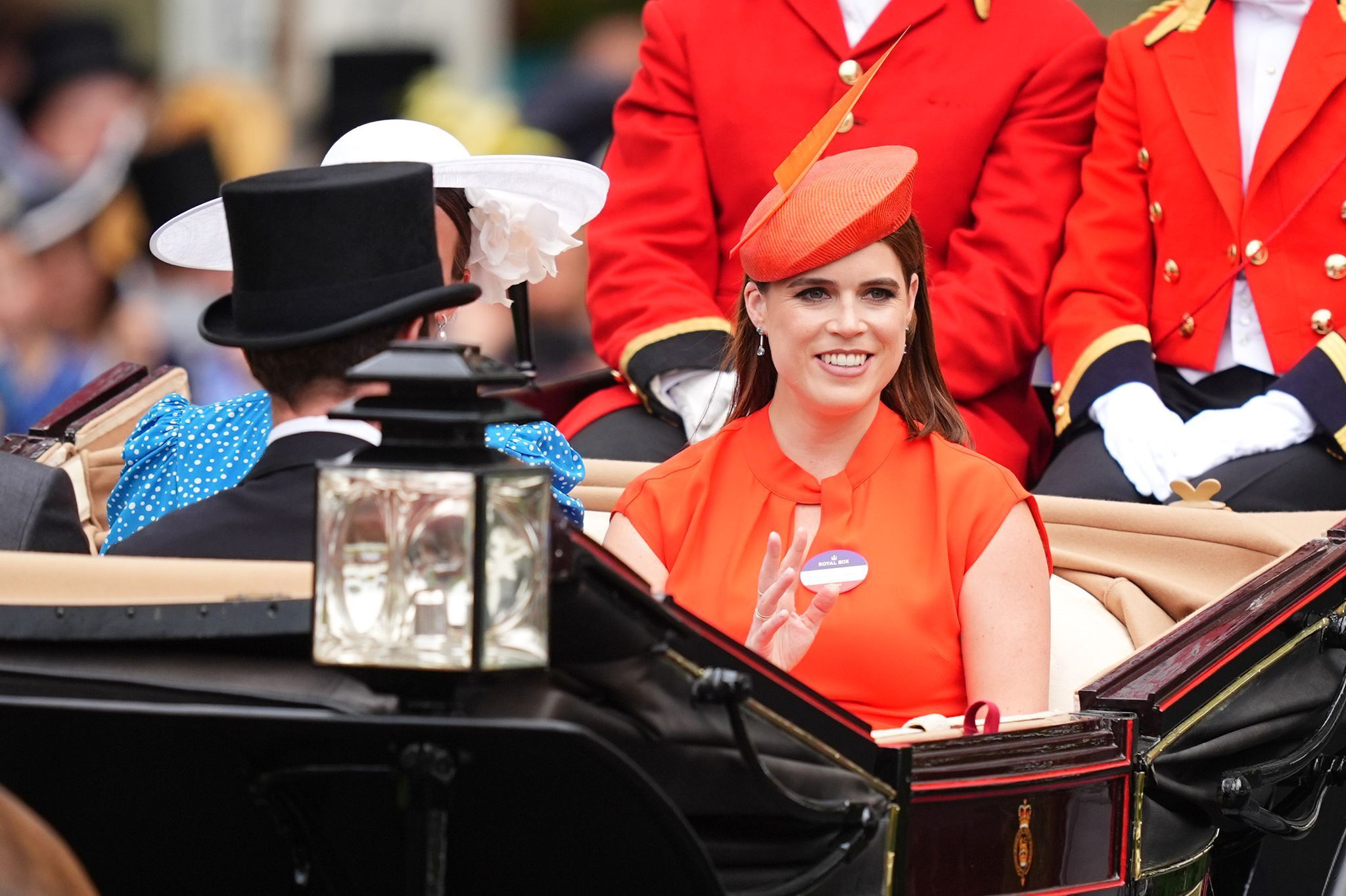 Prinzessin Eugenie winkt.