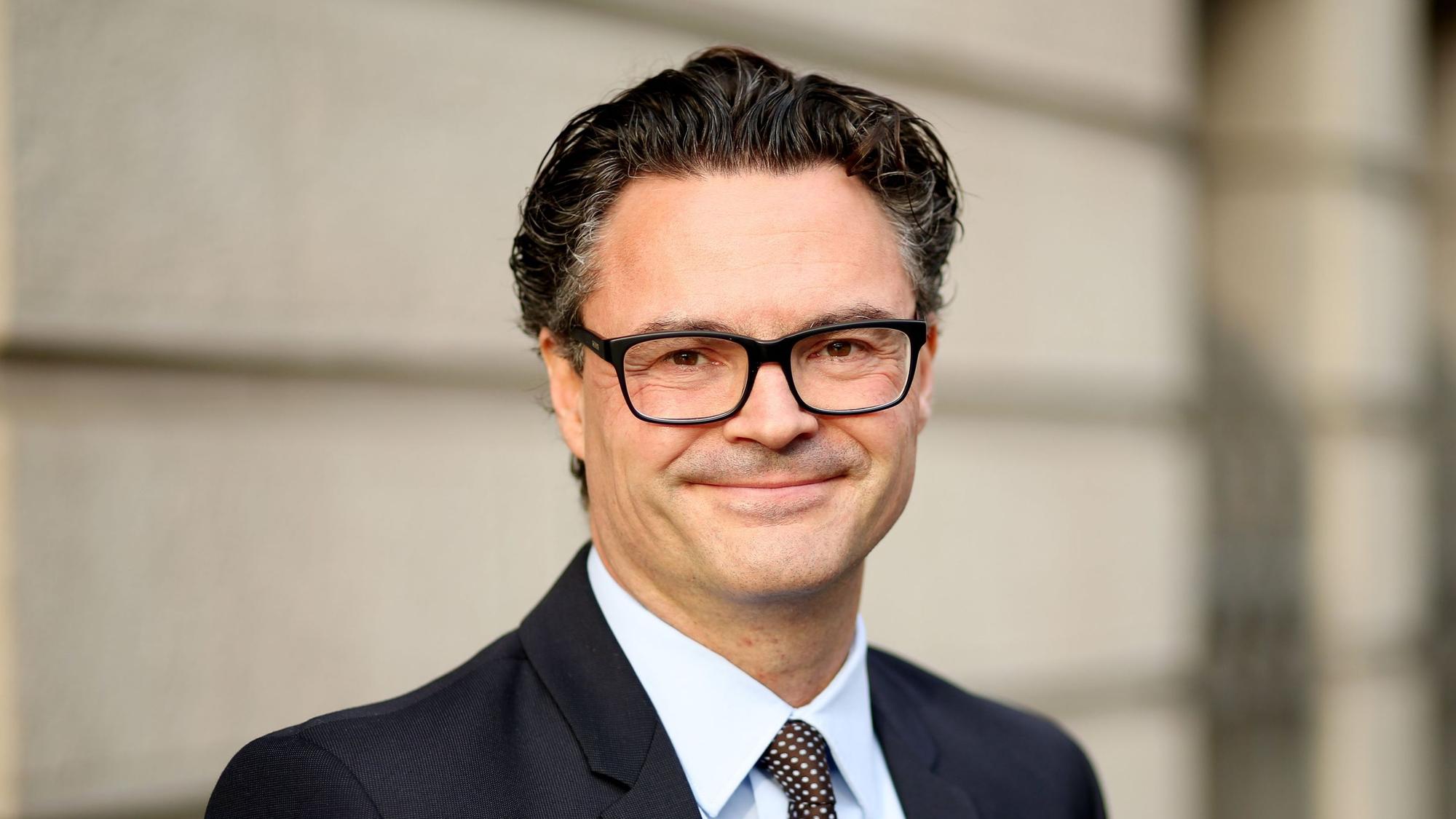 Rolf Schwartmann lächelt in die Kamera
