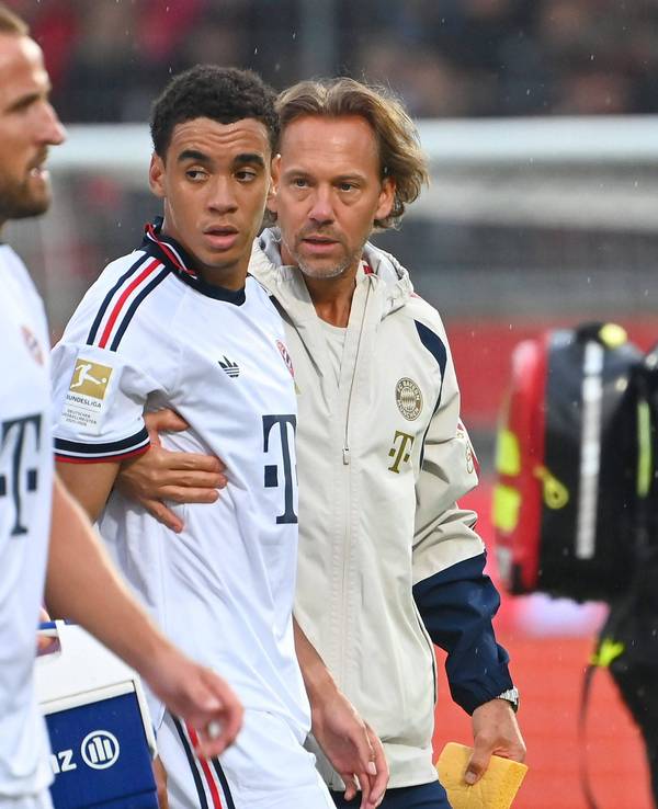 Jamal Musiala wird von Medizinern vom Platz geführt.