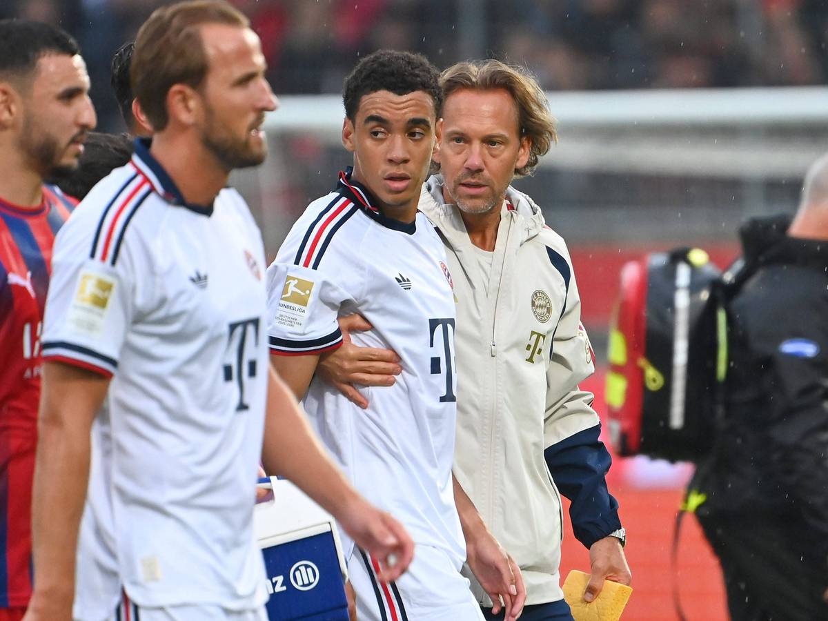 Jamal Musiala wird von Medizinern vom Platz geführt.
