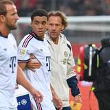 Jamal Musiala wird von Medizinern vom Platz geführt.