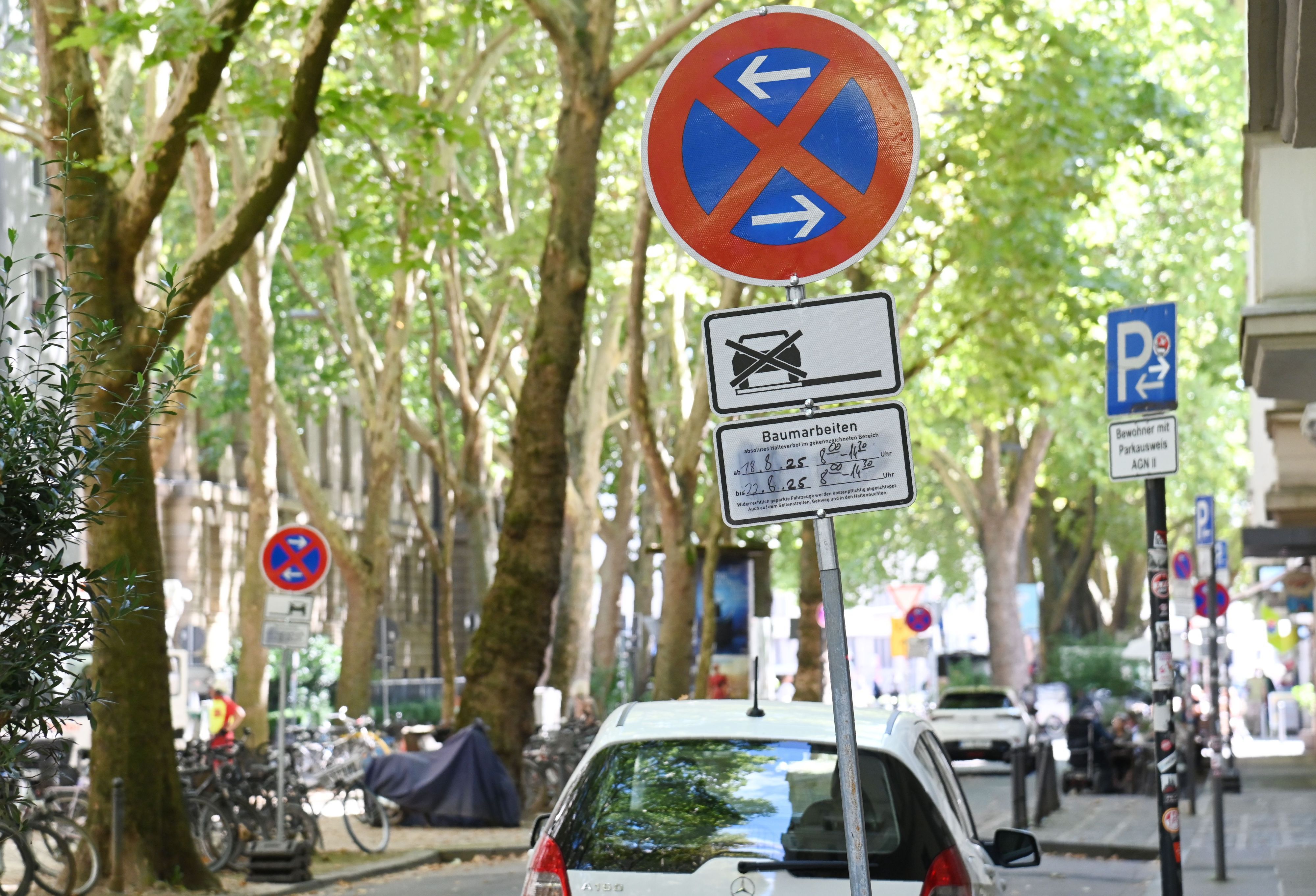 In der Weißenburgstraße im Agnesviertel hat die Stadt Köln Parkplätze am Straßenrand entfernt.