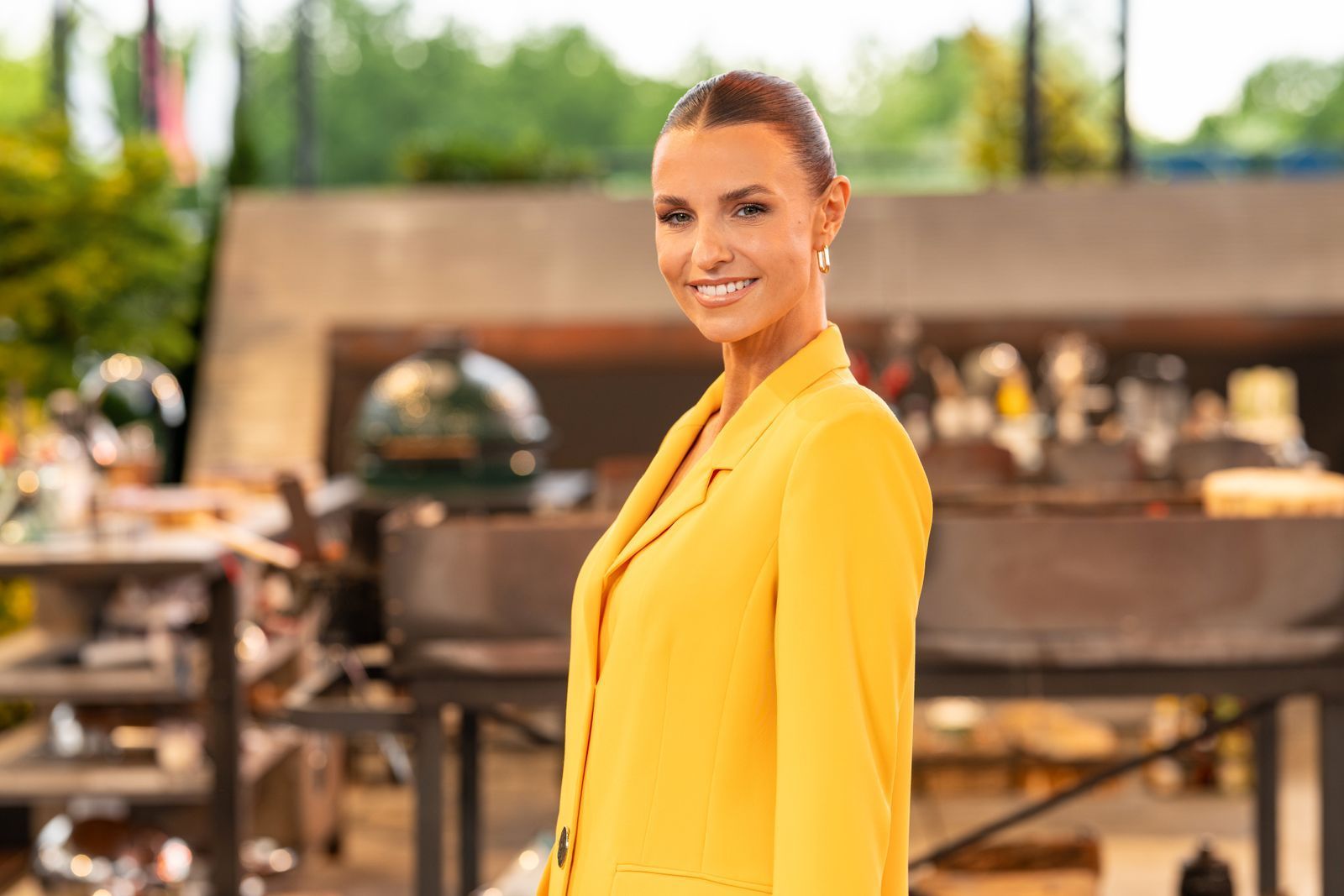Wandervogel? Nicht, was „Grill den Henssler“ angeht. Laura Wontorra schwor ihrem „Lieblingskoch“ Steffen Henssler die Moderations-Treue. (Bild: RTL/Markus Hertrich)