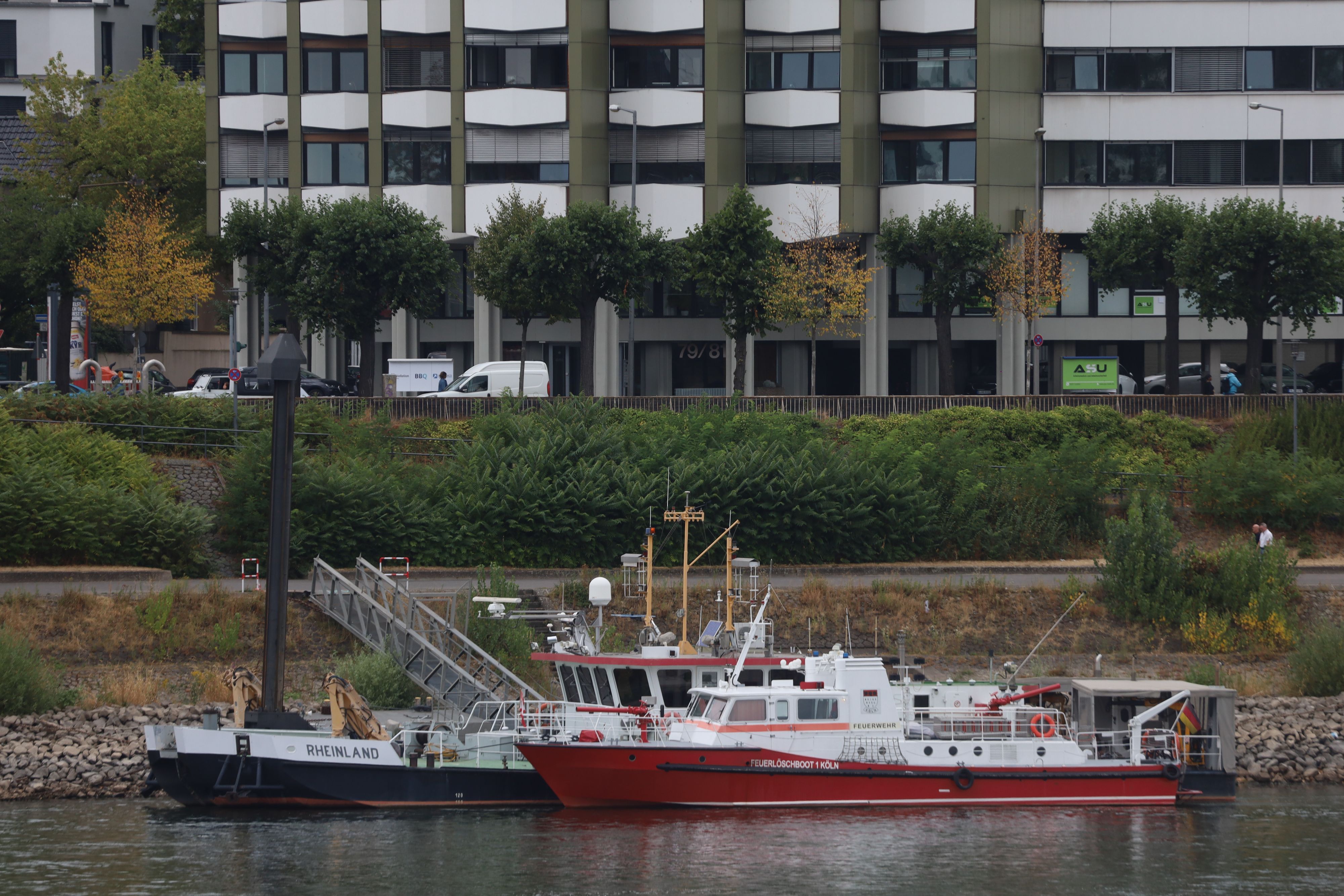 Das Feuerlöschboot 1 der Berufsfeuerwehr Köln liegt unweit der Bastei an einem Anleger. Eigentlich ist das Boot im Deutzer Hafen stationiert.