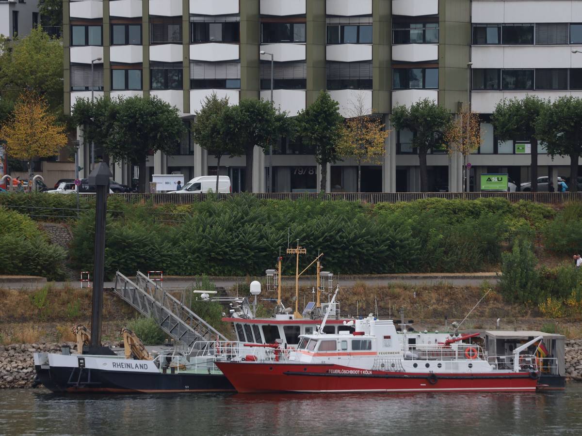 Das Feuerlöschboot 1 der Berufsfeuerwehr Köln liegt unweit der Bastei an einem Anleger. Eigentlich ist das Boot im Deutzer Hafen stationiert.