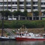 Das Feuerlöschboot 1 der Berufsfeuerwehr Köln liegt unweit der Bastei an einem Anleger. Eigentlich ist das Boot im Deutzer Hafen stationiert.