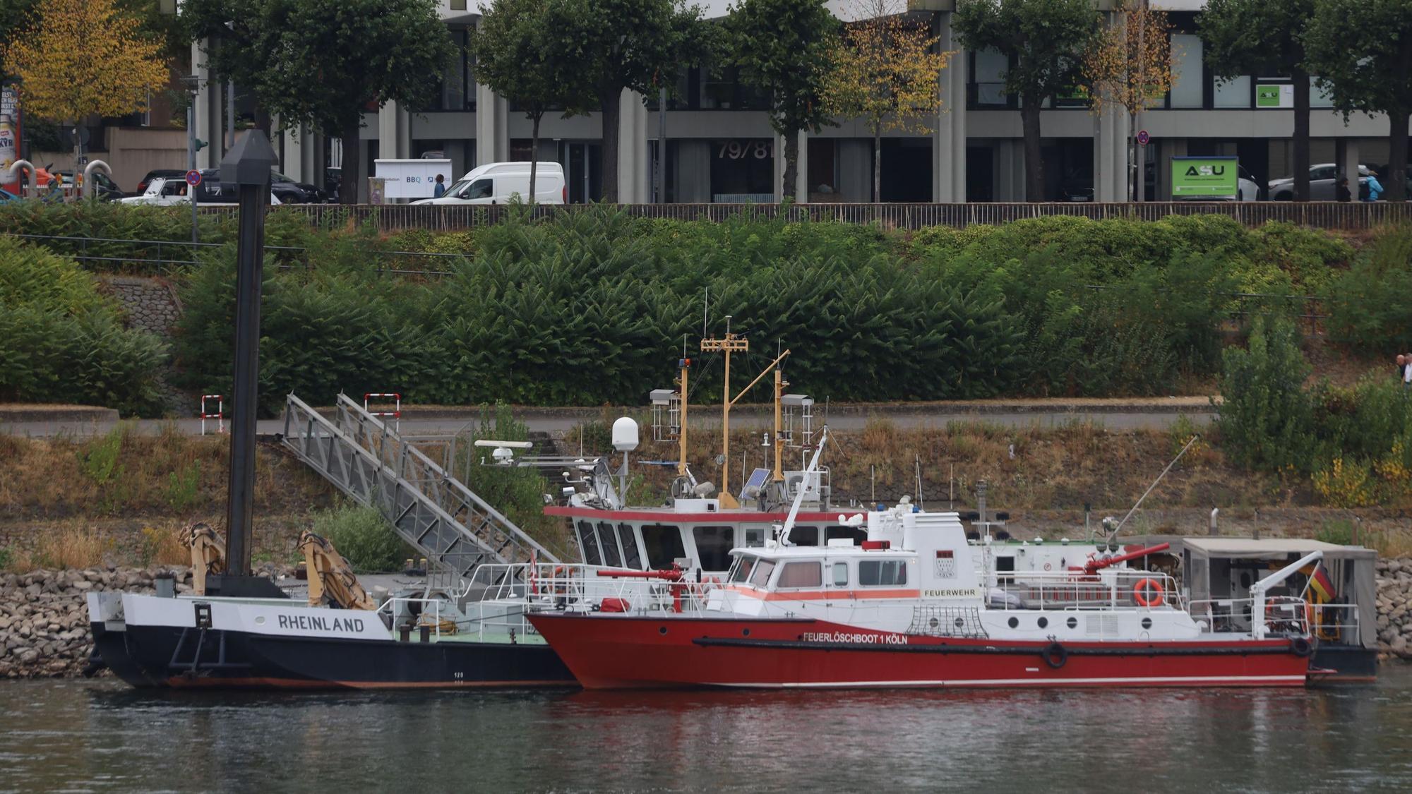 Das Feuerlöschboot 1 der Berufsfeuerwehr Köln liegt unweit der Bastei an einem Anleger. Eigentlich ist das Boot im Deutzer Hafen stationiert.