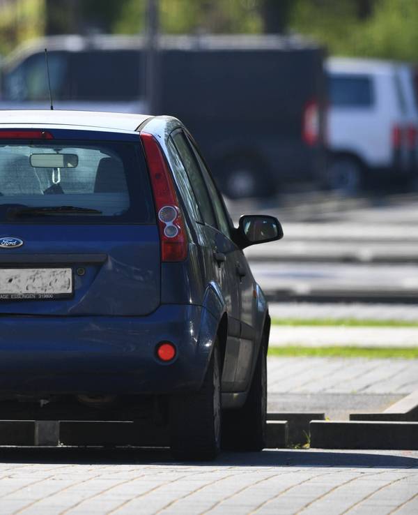 Auf einem Parkplatz steht der blaue Ford Fiesta von Grischa Prömel.