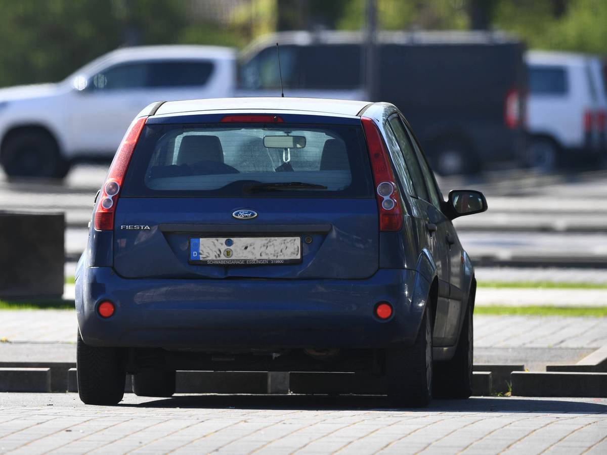 Auf einem Parkplatz steht der blaue Ford Fiesta von Grischa Prömel.