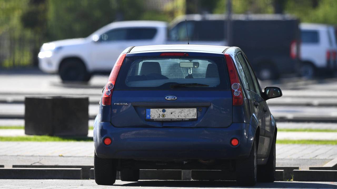Auf einem Parkplatz steht der blaue Ford Fiesta von Grischa Prömel.