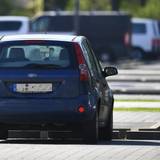 Auf einem Parkplatz steht der blaue Ford Fiesta von Grischa Prömel.
