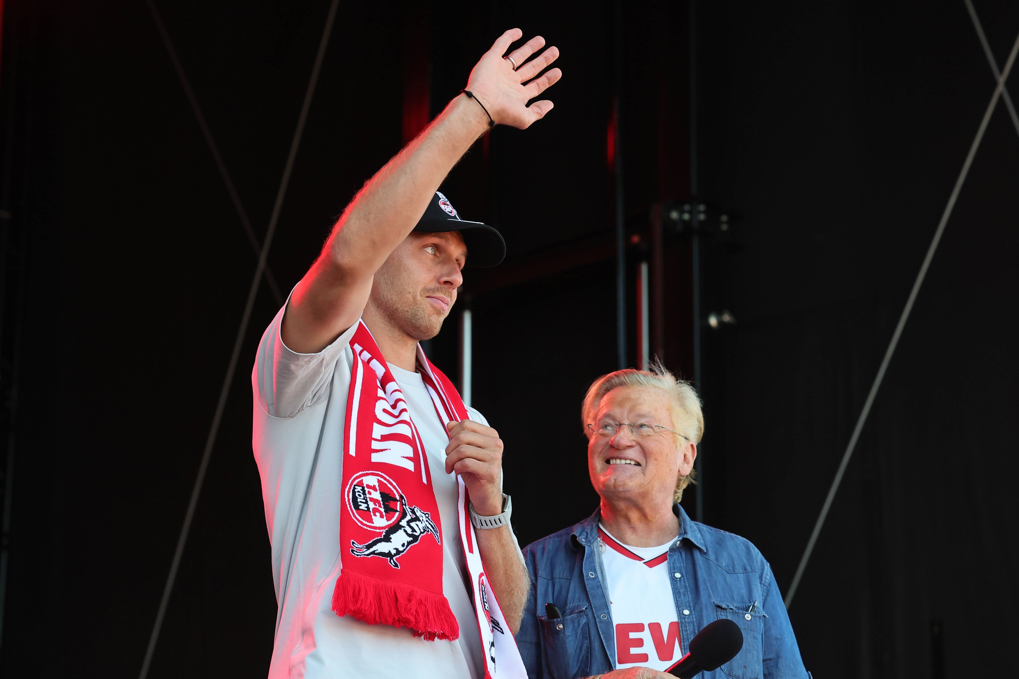 Marvin Schwäbe winkt bei der Saisoneröffnung den Fans zu.