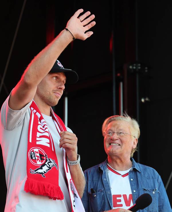 Marvin Schwäbe winkt bei der Saisoneröffnung den Fans zu.