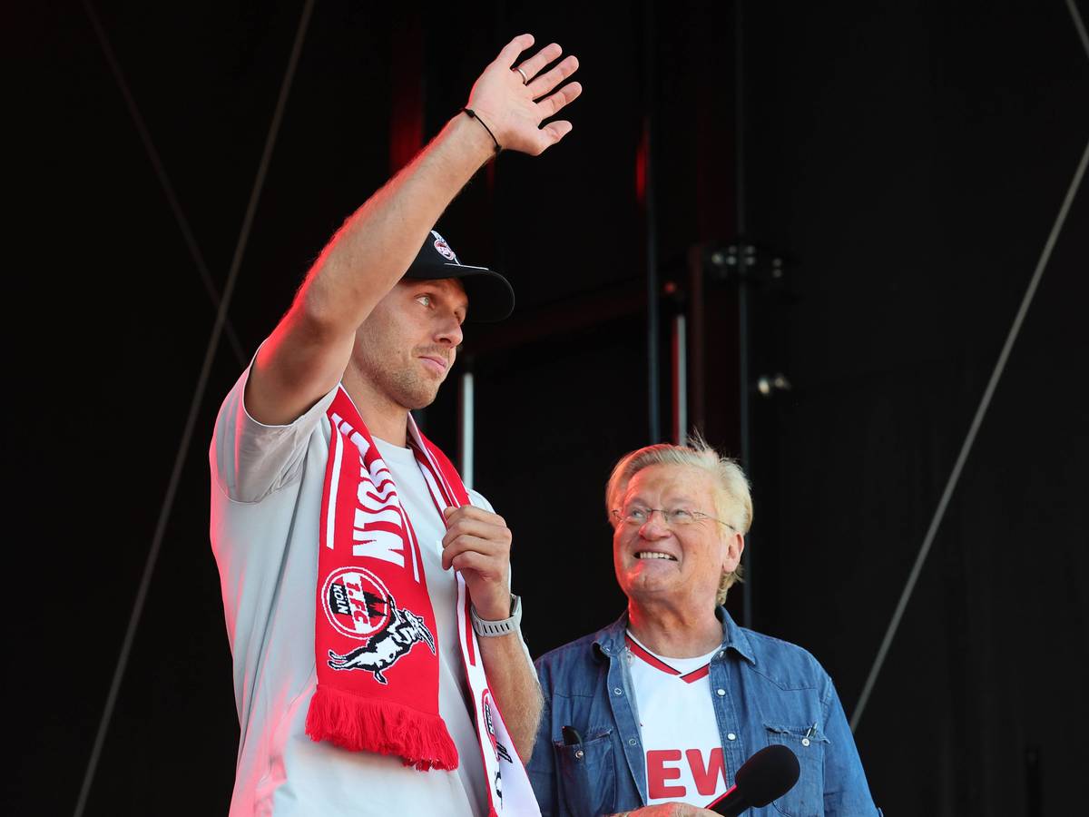 Marvin Schwäbe winkt bei der Saisoneröffnung den Fans zu.
