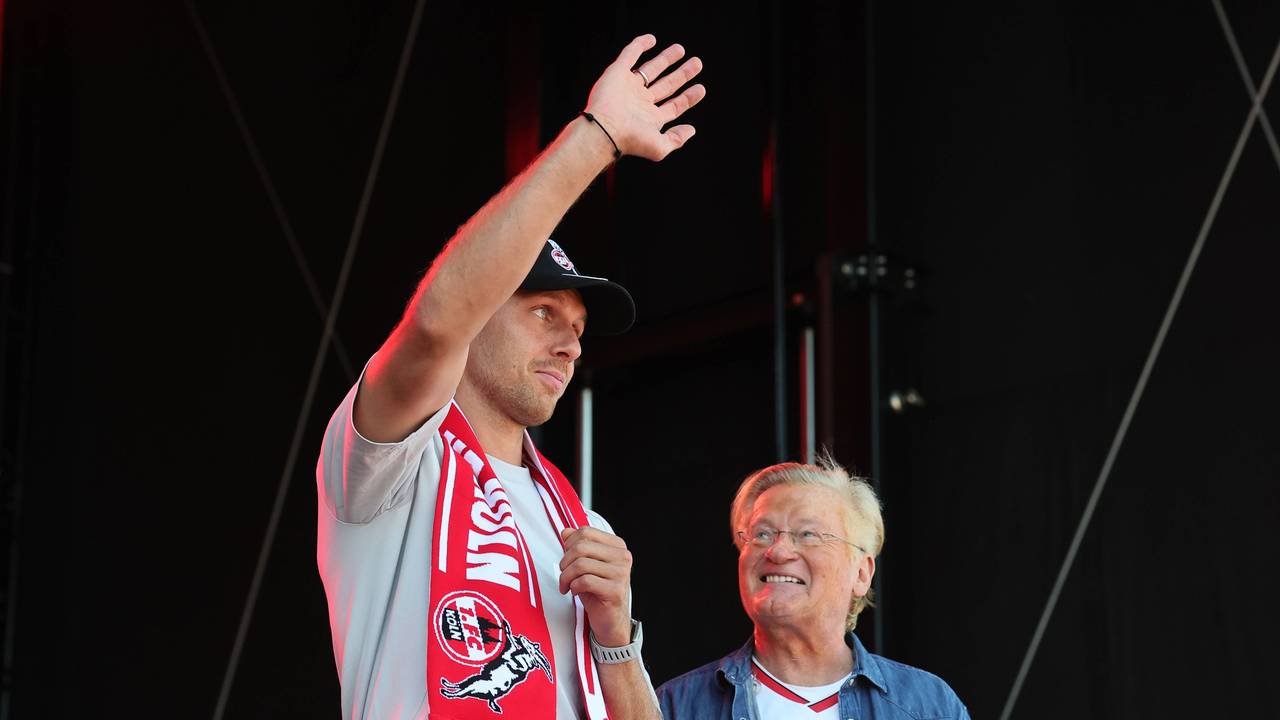 Marvin Schwäbe winkt bei der Saisoneröffnung den Fans zu.