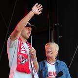 Marvin Schwäbe winkt bei der Saisoneröffnung den Fans zu.