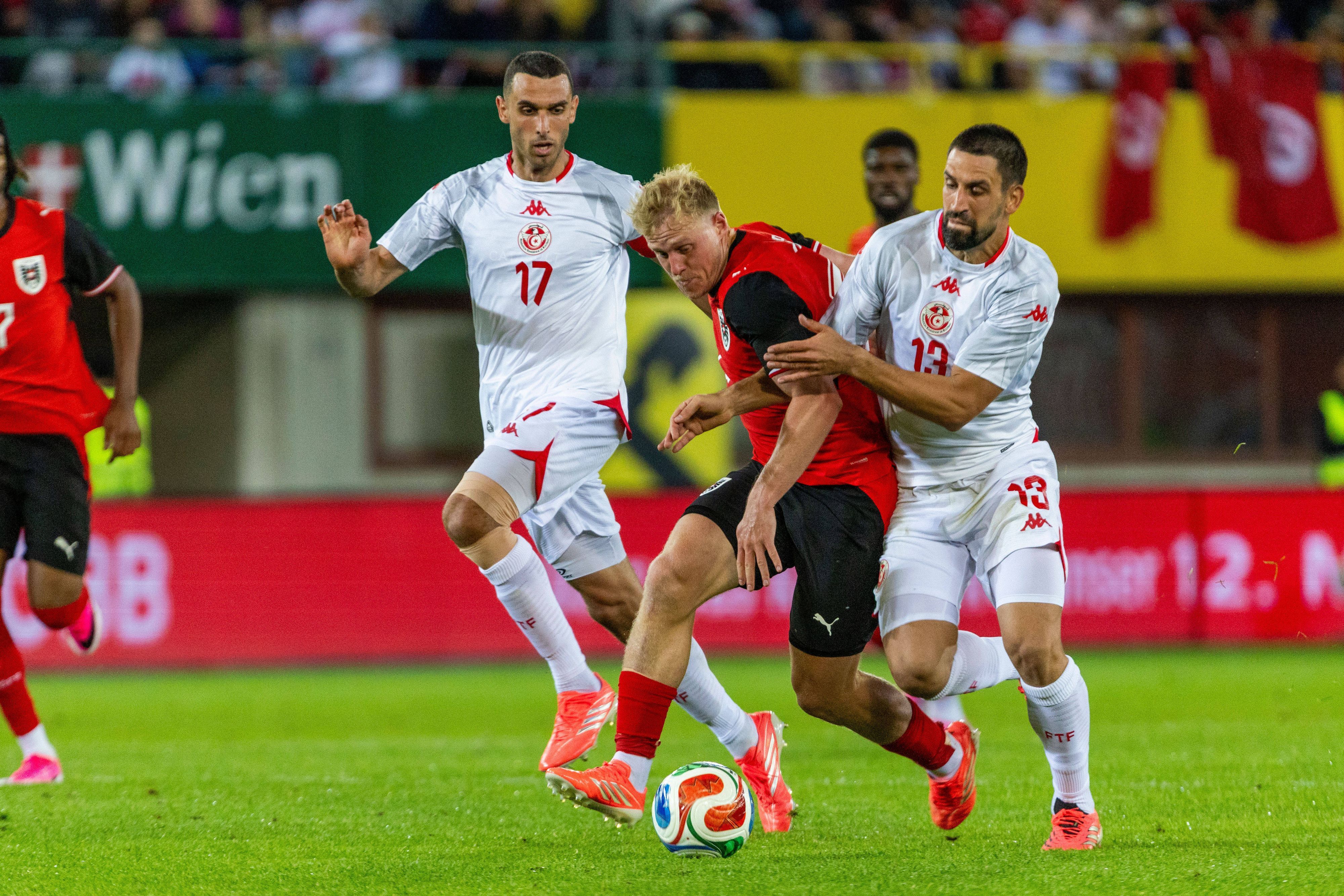 Rani Khedira im Zweikampf mit Xaver Schlager. Im Hintergrund kommt Ellyes Skhiri dazu.
