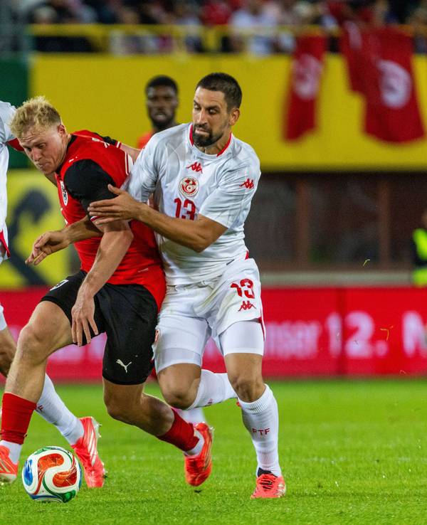 Rani Khedira im Zweikampf mit Xaver Schlager. Im Hintergrund kommt Ellyes Skhiri dazu.