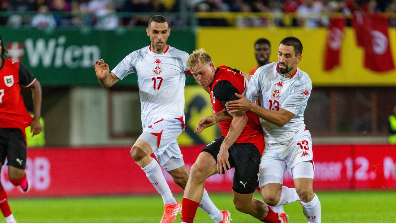 Rani Khedira im Zweikampf mit Xaver Schlager. Im Hintergrund kommt Ellyes Skhiri dazu.