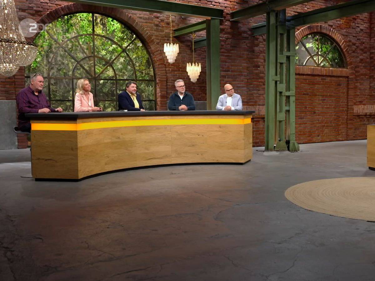 „Wie kommst du an den Adelsteller?“, fragte Walter Lehnertz zur Begrüßung. Daniel Meyer antwortete im Scherz: „Ein Schloss aufgelöst.“ Oliver verneinte und erklärte, der Teller habe „in einer Ritze hervorgeblitzt“ bei den Sanierungsarbeiten.
(Bild: ZDF)